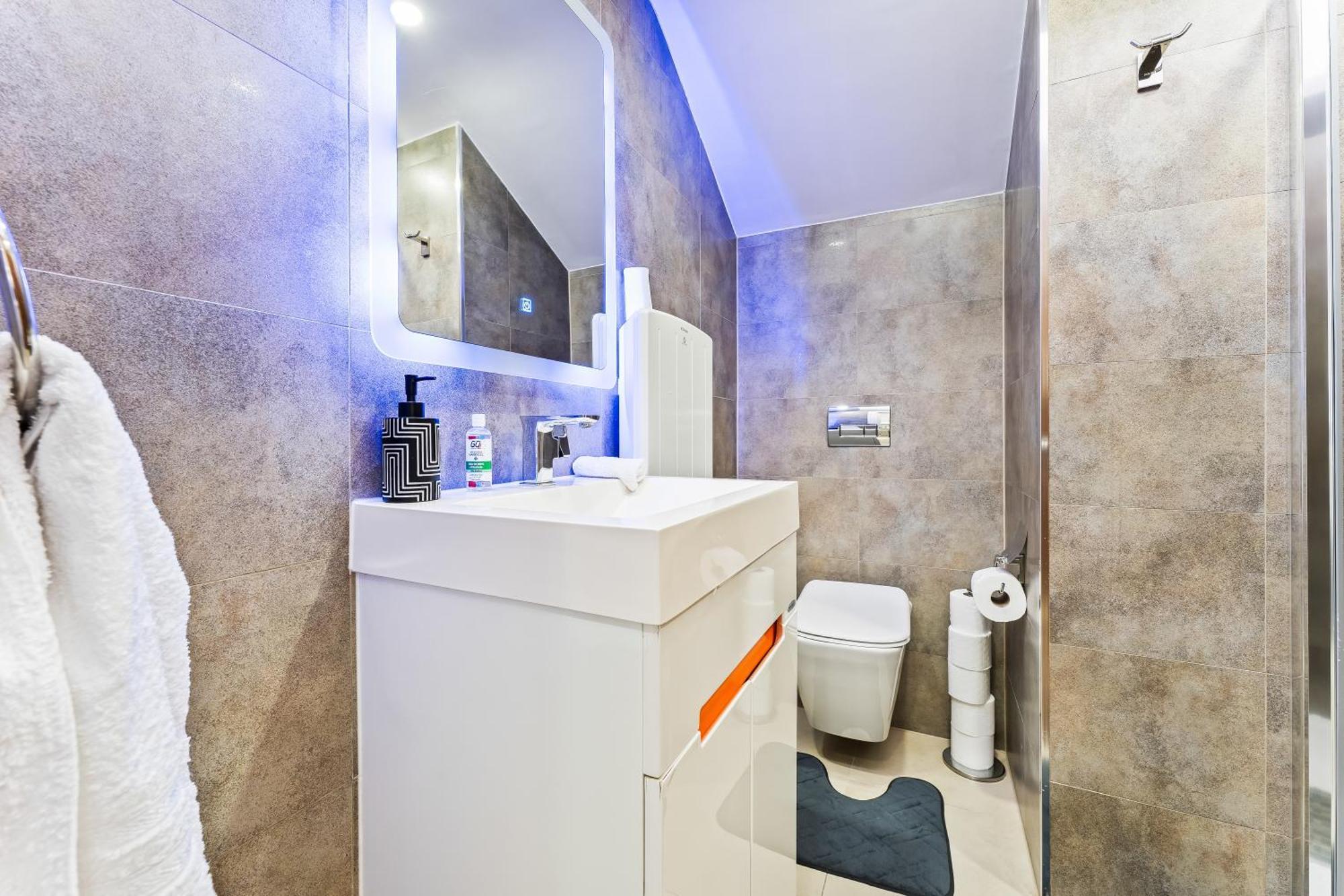 Exquisite 2-Bedroom Penthouse-Sleeps 7-Free Parking With Workstations & High-Speed Wifi 버밍엄 외부 사진