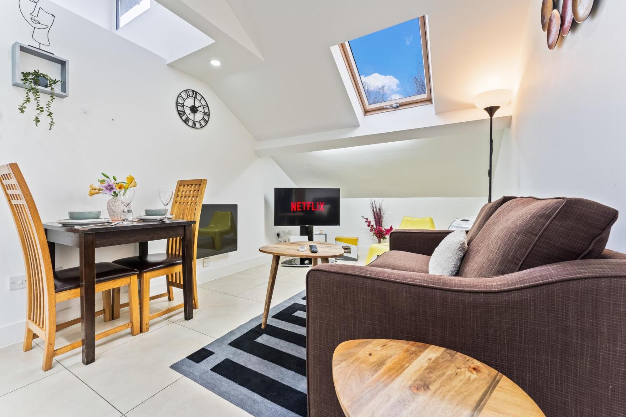 Exquisite 2-Bedroom Penthouse-Sleeps 7-Free Parking With Workstations & High-Speed Wifi 버밍엄 외부 사진
