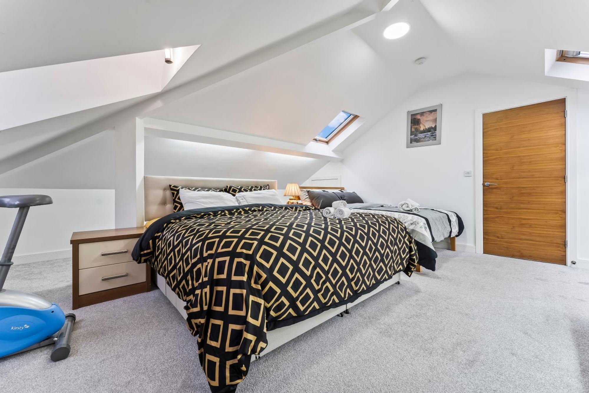 Exquisite 2-Bedroom Penthouse-Sleeps 7-Free Parking With Workstations & High-Speed Wifi 버밍엄 외부 사진