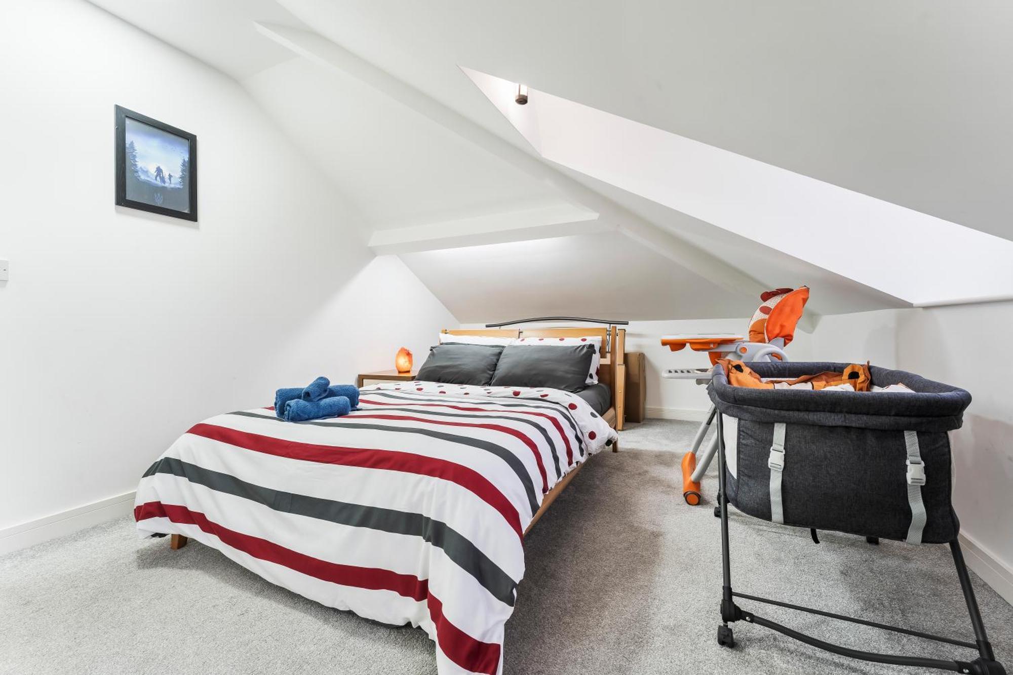 Exquisite 2-Bedroom Penthouse-Sleeps 7-Free Parking With Workstations & High-Speed Wifi 버밍엄 외부 사진