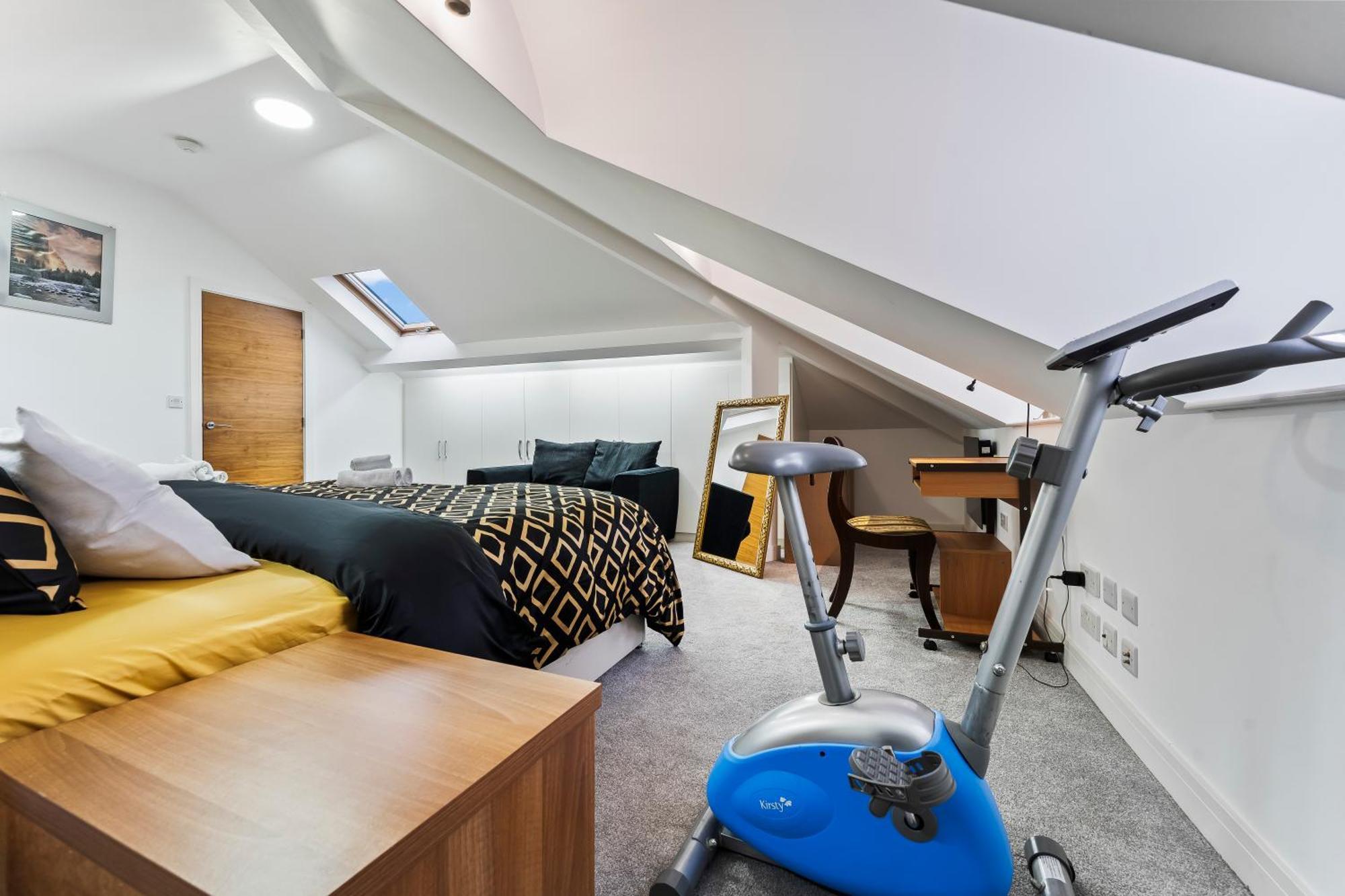 Exquisite 2-Bedroom Penthouse-Sleeps 7-Free Parking With Workstations & High-Speed Wifi 버밍엄 외부 사진