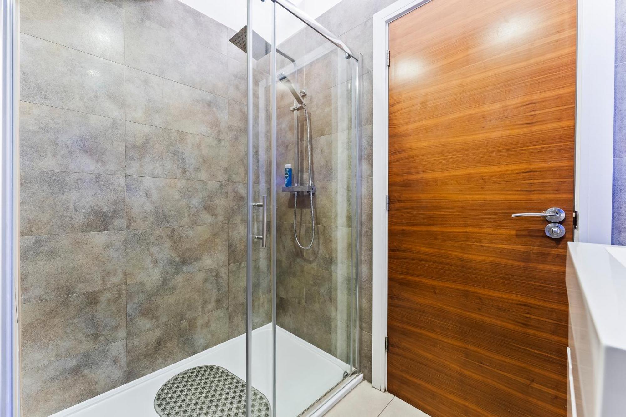 Exquisite 2-Bedroom Penthouse-Sleeps 7-Free Parking With Workstations & High-Speed Wifi 버밍엄 외부 사진