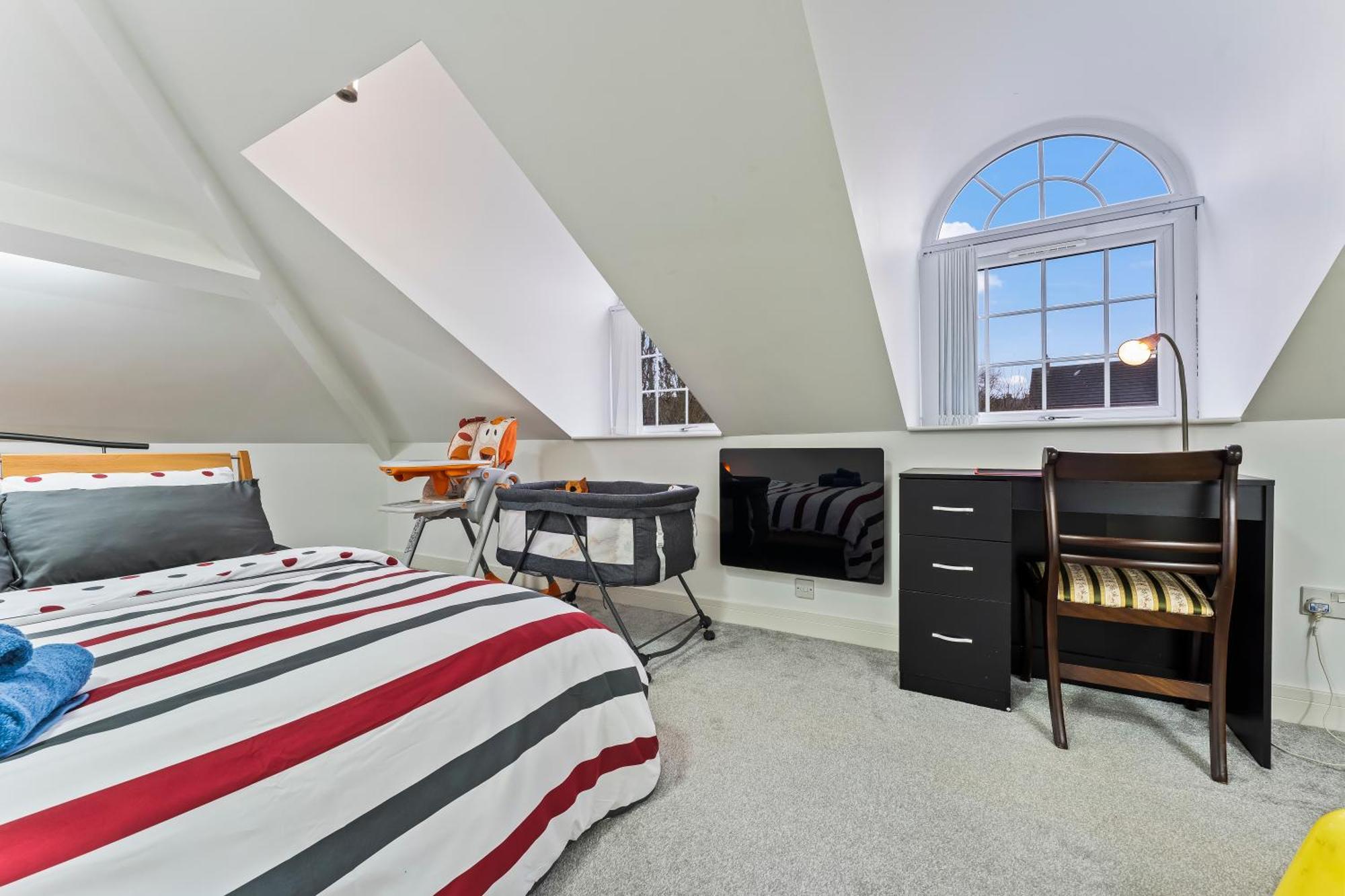 Exquisite 2-Bedroom Penthouse-Sleeps 7-Free Parking With Workstations & High-Speed Wifi 버밍엄 외부 사진