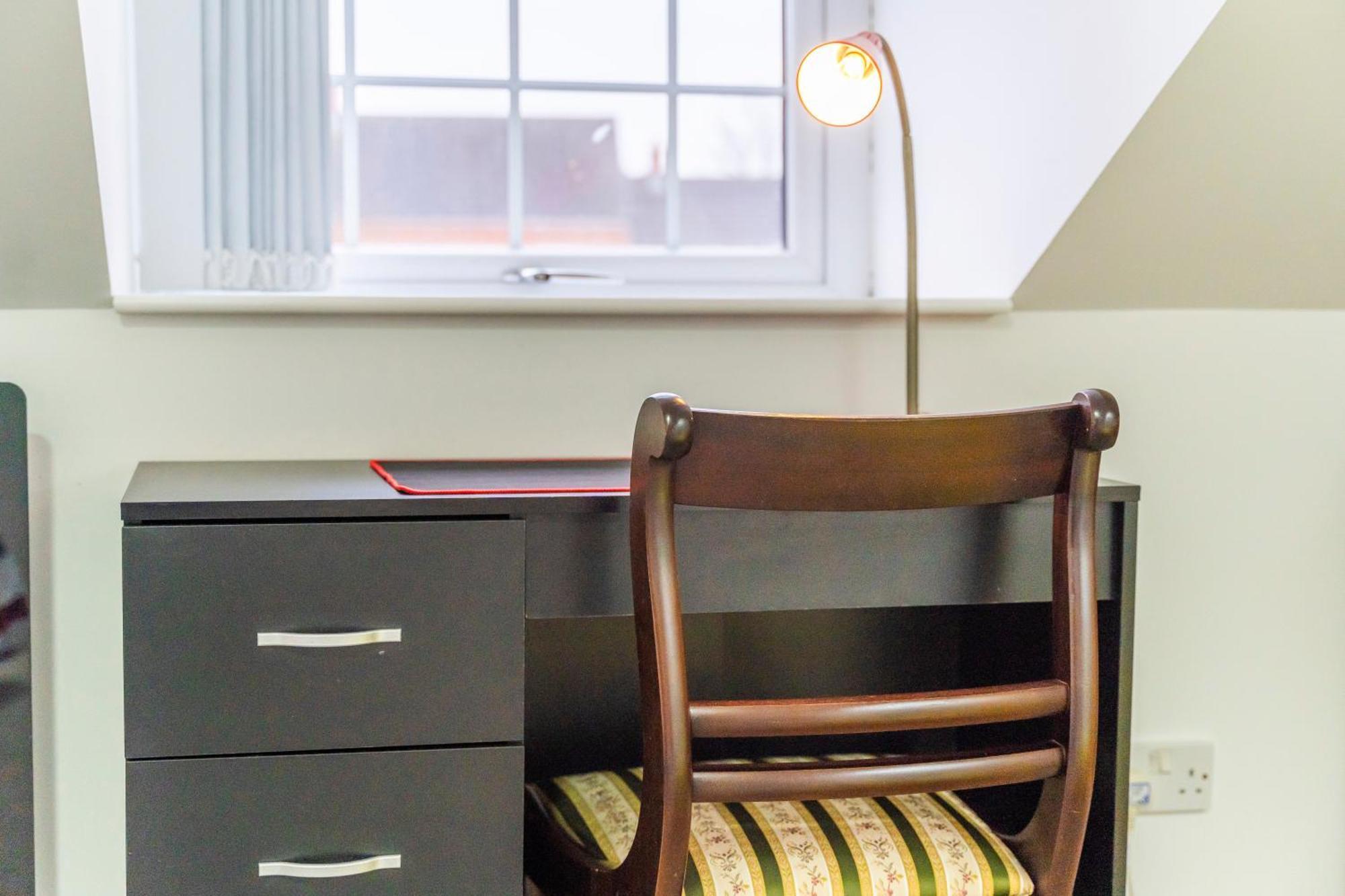 Exquisite 2-Bedroom Penthouse-Sleeps 7-Free Parking With Workstations & High-Speed Wifi 버밍엄 외부 사진