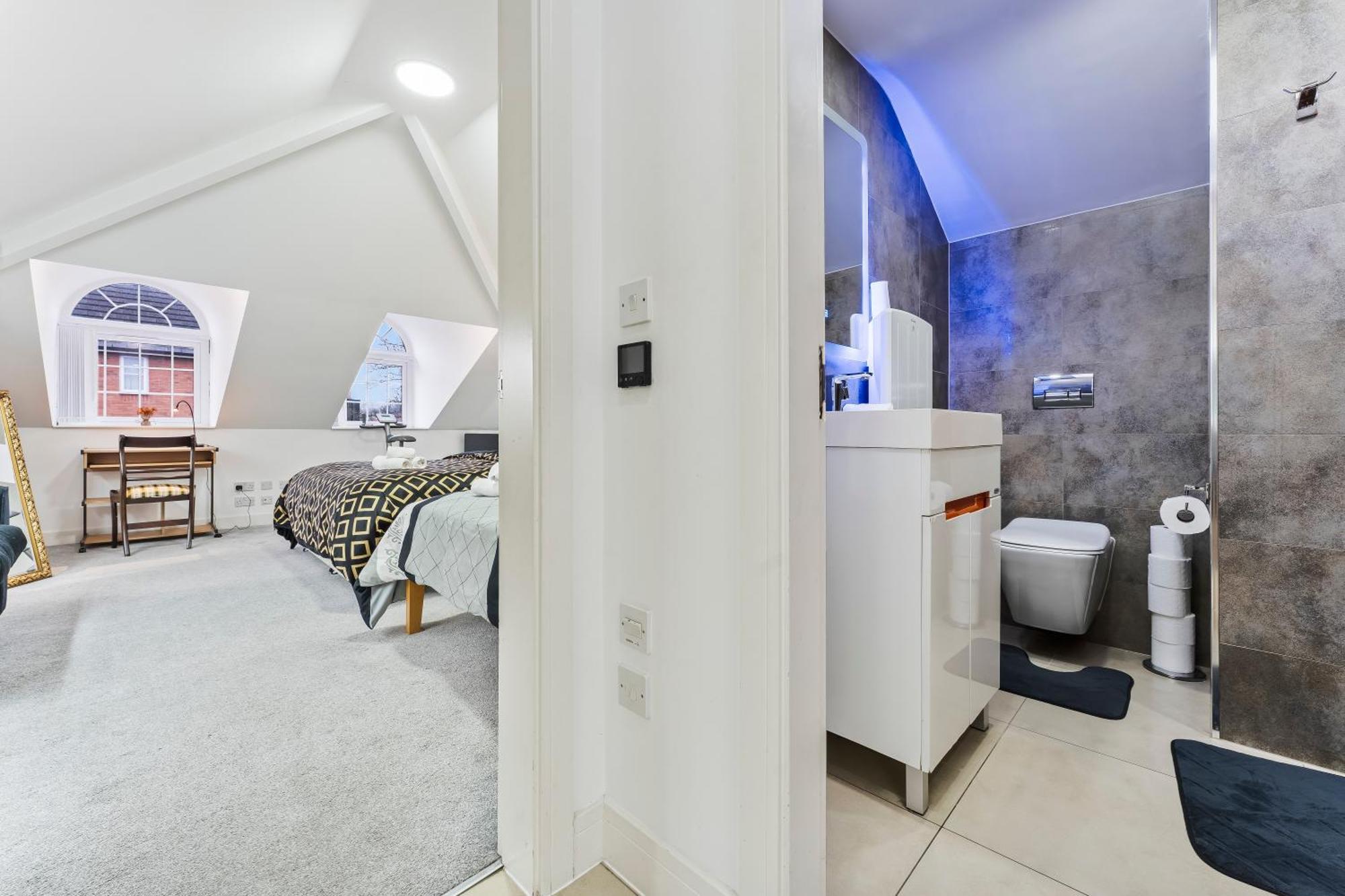 Exquisite 2-Bedroom Penthouse-Sleeps 7-Free Parking With Workstations & High-Speed Wifi 버밍엄 외부 사진