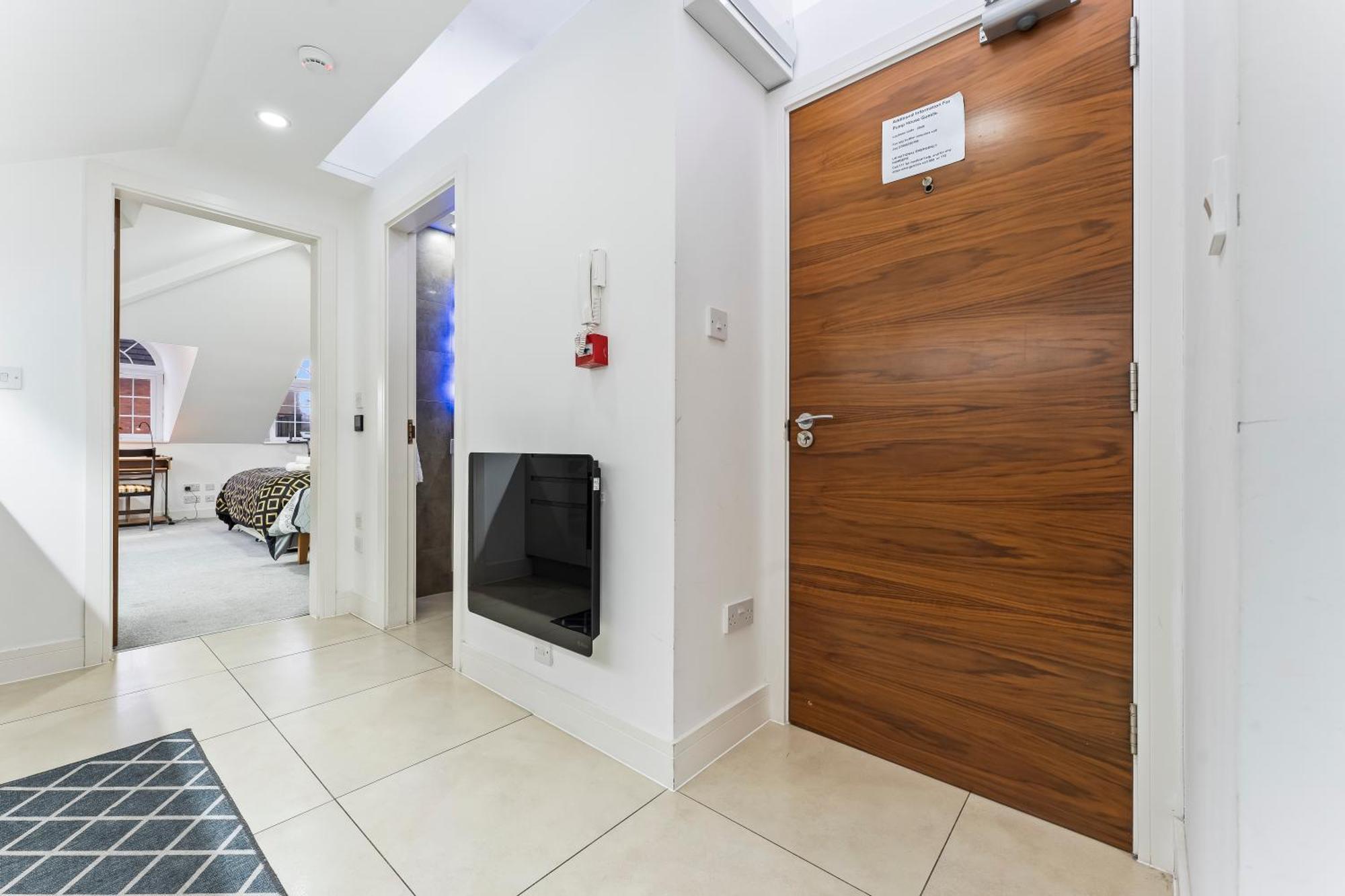 Exquisite 2-Bedroom Penthouse-Sleeps 7-Free Parking With Workstations & High-Speed Wifi 버밍엄 외부 사진
