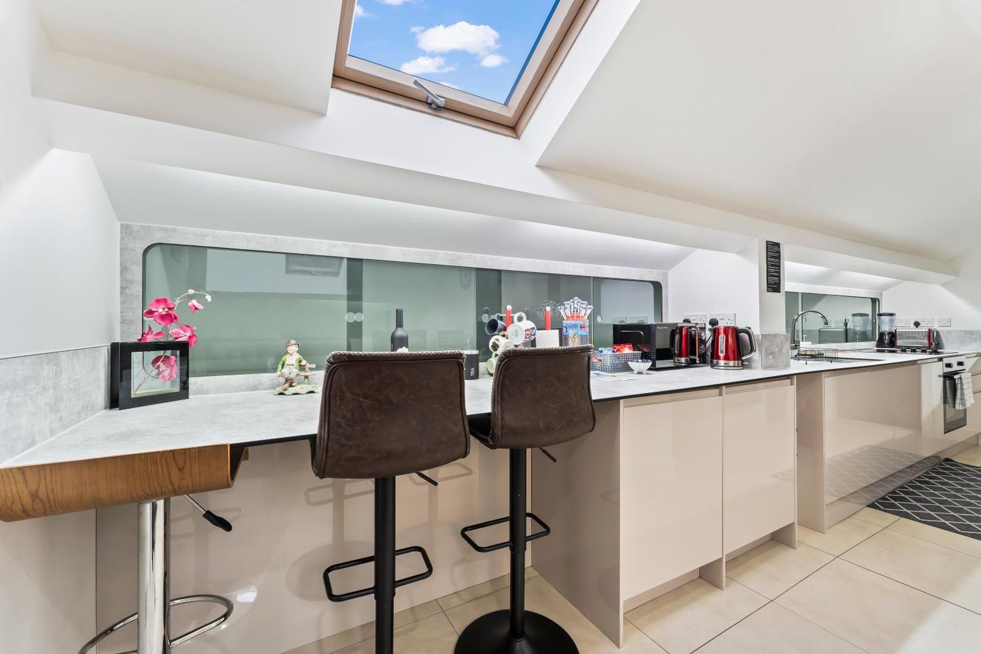 Exquisite 2-Bedroom Penthouse-Sleeps 7-Free Parking With Workstations & High-Speed Wifi 버밍엄 외부 사진
